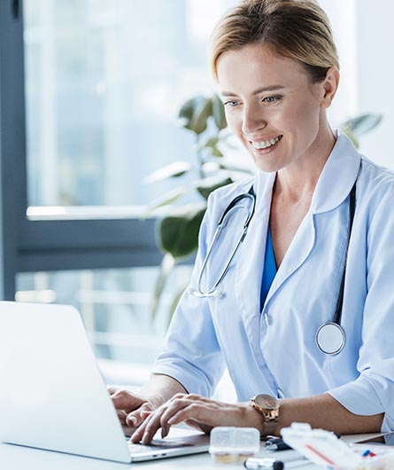 Médecin en train de consulter son ordinateur